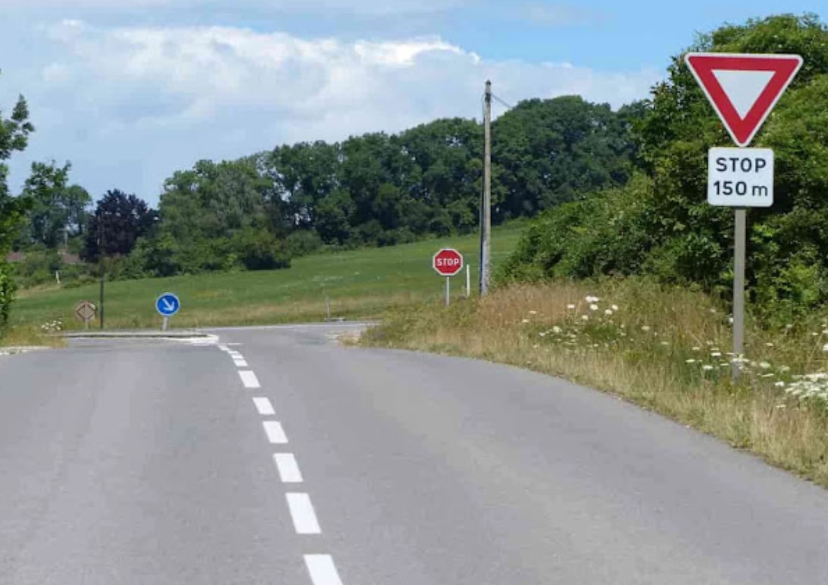 التشوير الطرقي المتعلق بملتقى الطرق وحق الأسبقية: قواعد الأسبقية