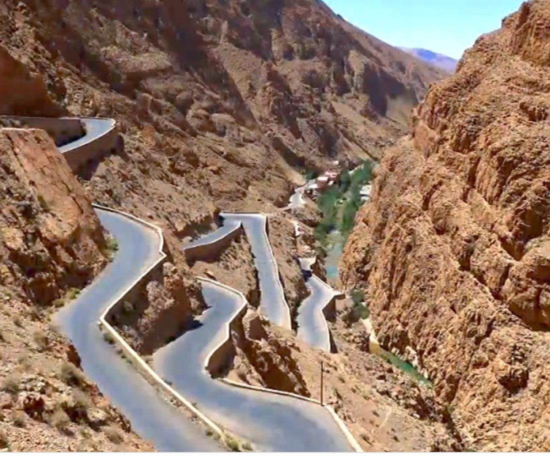 السياقة في الظروف الخاصة بالمنعرجات الخطيرة والعقبات والمنحدرات